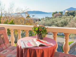 Гостевой дом Mali Miločer Bay Accommodation Свети-Стефан Двухместный номер с 1 кроватью и видом на море (для 2 взрослых и 1 ребенка)-1