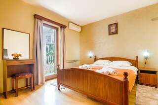 Гостевой дом Mali Miločer Bay Accommodation Свети-Стефан Двухместный номер с 1 кроватью (для 2 взрослых и 1 ребенка)-1