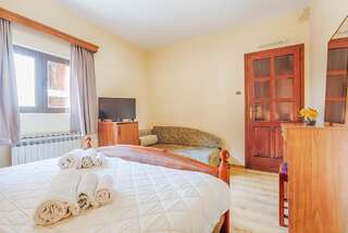 Гостевой дом Mali Miločer Bay Accommodation Свети-Стефан Двухместный номер с 1 кроватью и видом на море (для 2 взрослых и 1 ребенка)-2