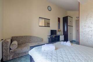 Гостевой дом Mali Miločer Bay Accommodation Свети-Стефан Двухместный номер с 1 кроватью и видом на море (для 2 взрослых и 1 ребенка)-4