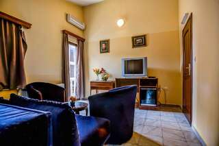 Гостевой дом Mali Miločer Bay Accommodation Свети-Стефан Семейный номер с балконом-1