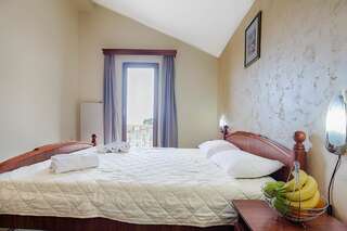 Гостевой дом Mali Miločer Bay Accommodation Свети-Стефан Двухместный номер с 1 кроватью (для 2 взрослых и 1 ребенка)-3