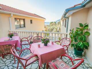 Гостевой дом Mali Miločer Bay Accommodation Свети-Стефан Двухместный номер с 1 кроватью (для 2 взрослых и 1 ребенка)-4