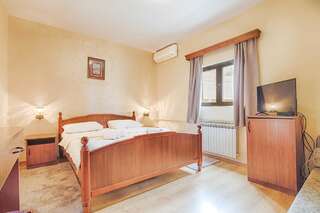 Гостевой дом Mali Miločer Bay Accommodation Свети-Стефан Двухместный номер с 1 кроватью и видом на море (для 2 взрослых и 1 ребенка)-5